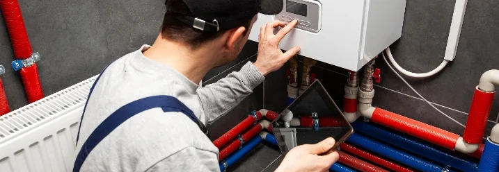 Person bei der Installation einer Wärmepumpe